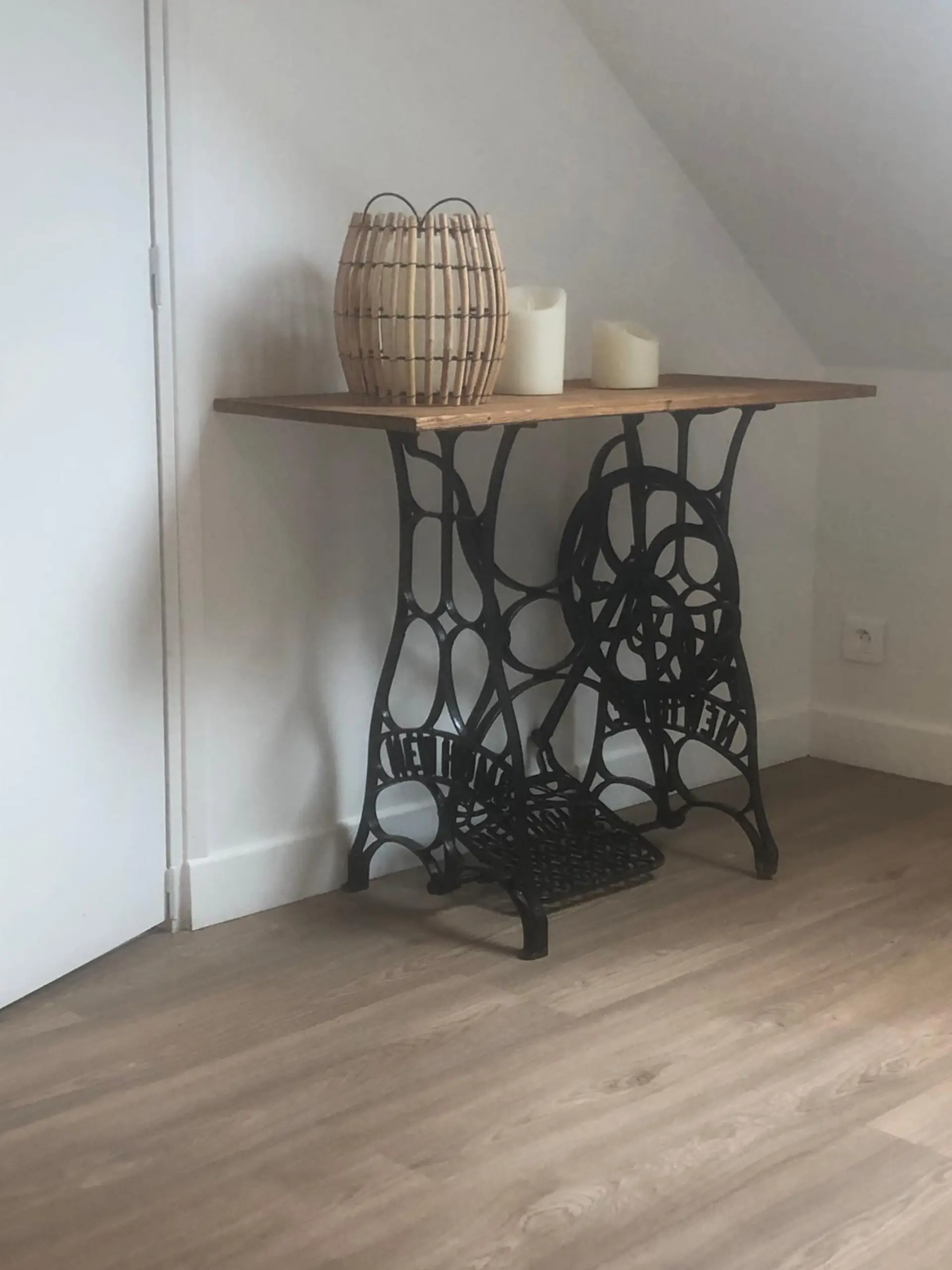 Table sur pied de machine à coudre ancienne