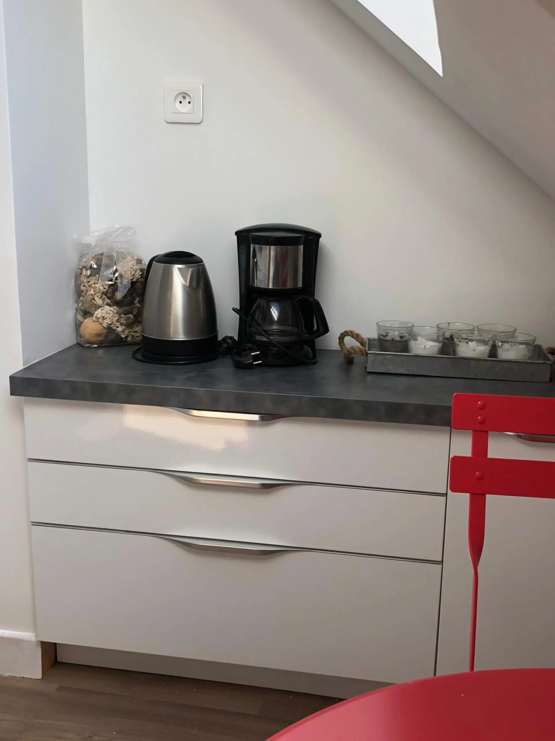 Plan de travail avec cafetière et bouilloire