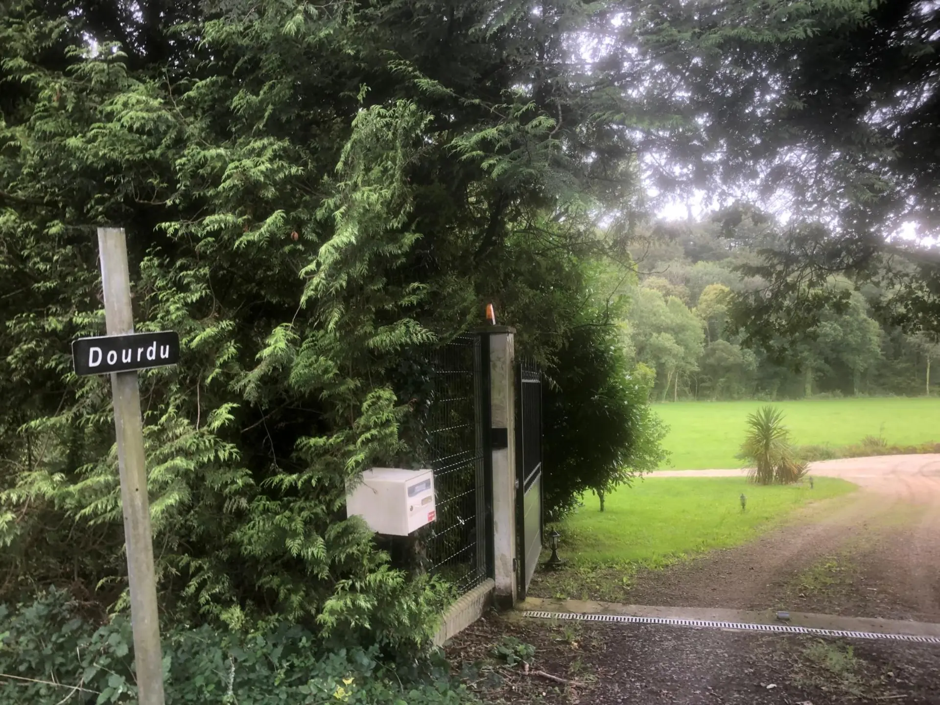 Entrée de la propriété avec panneau Dourdu