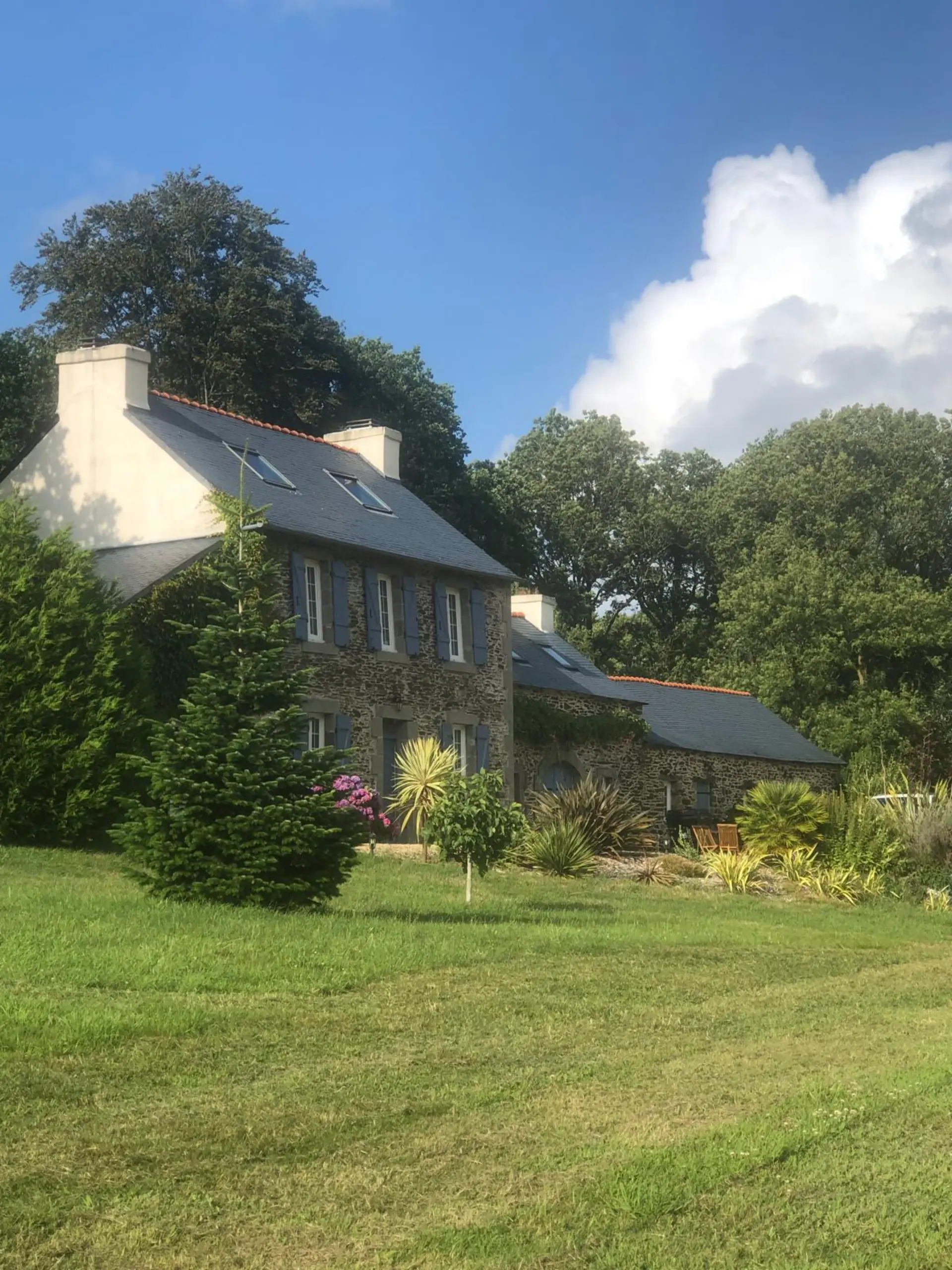 Façade du gîte avec jardin fleuri