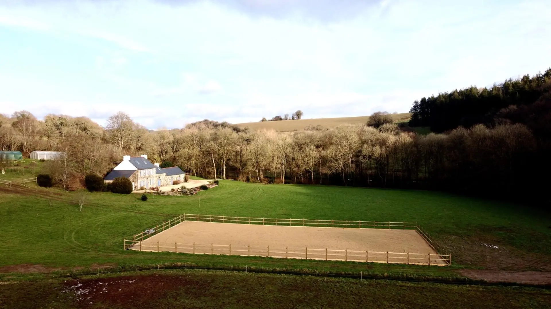 Vue aérienne de la carrière équestre et des collines environnantes