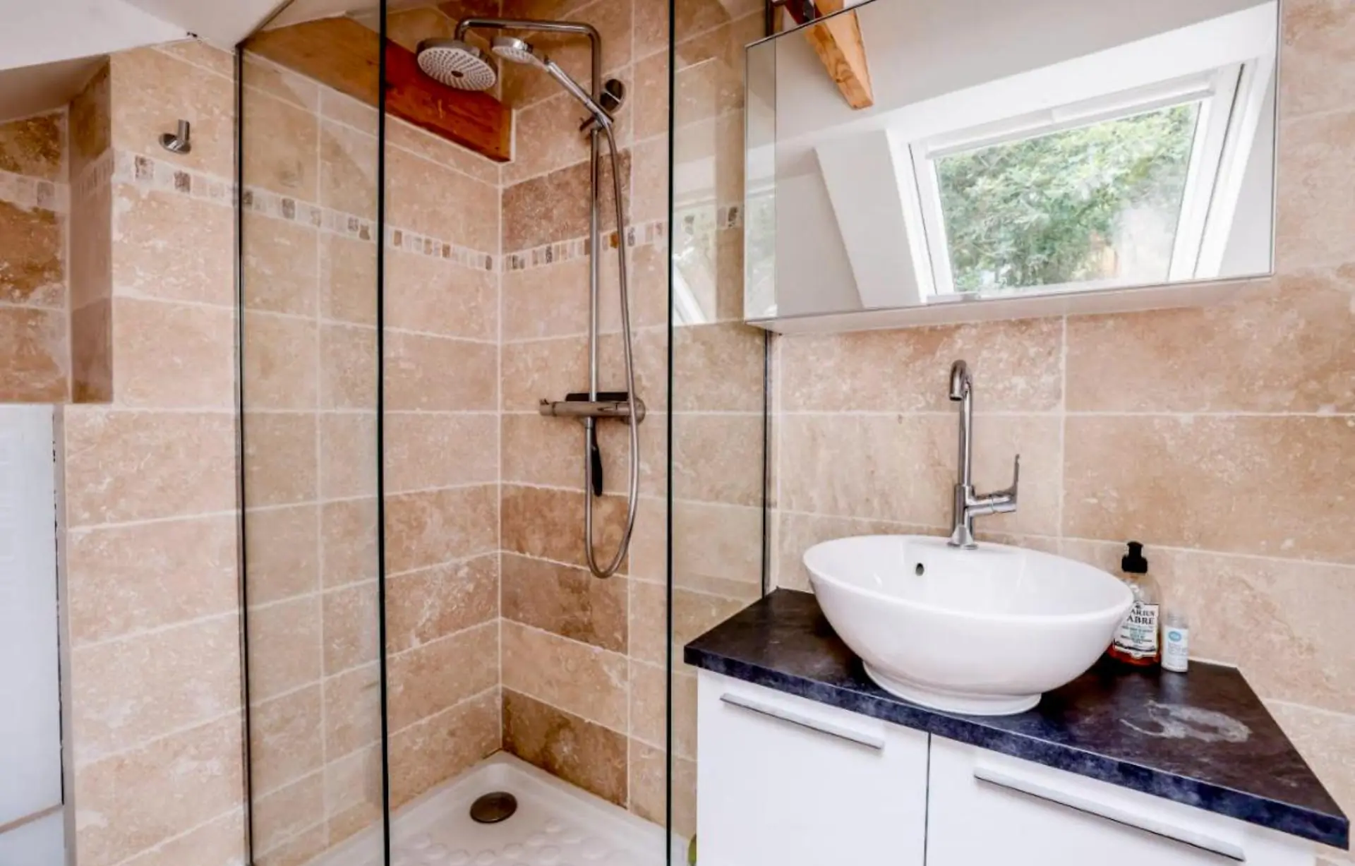 Salle de bain avec douche italienne et velux