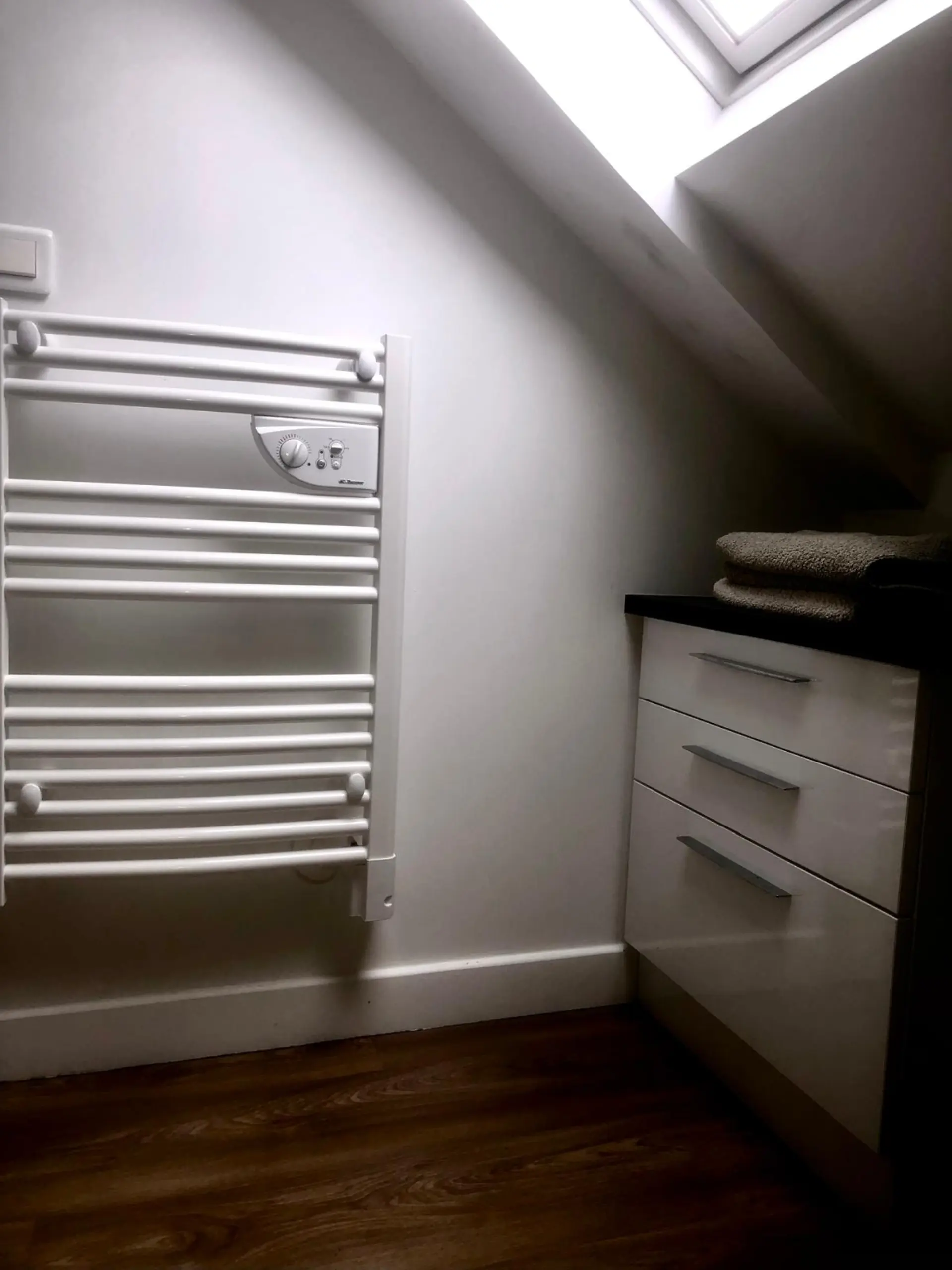 Sèche-serviettes dans la salle de bain mansardée