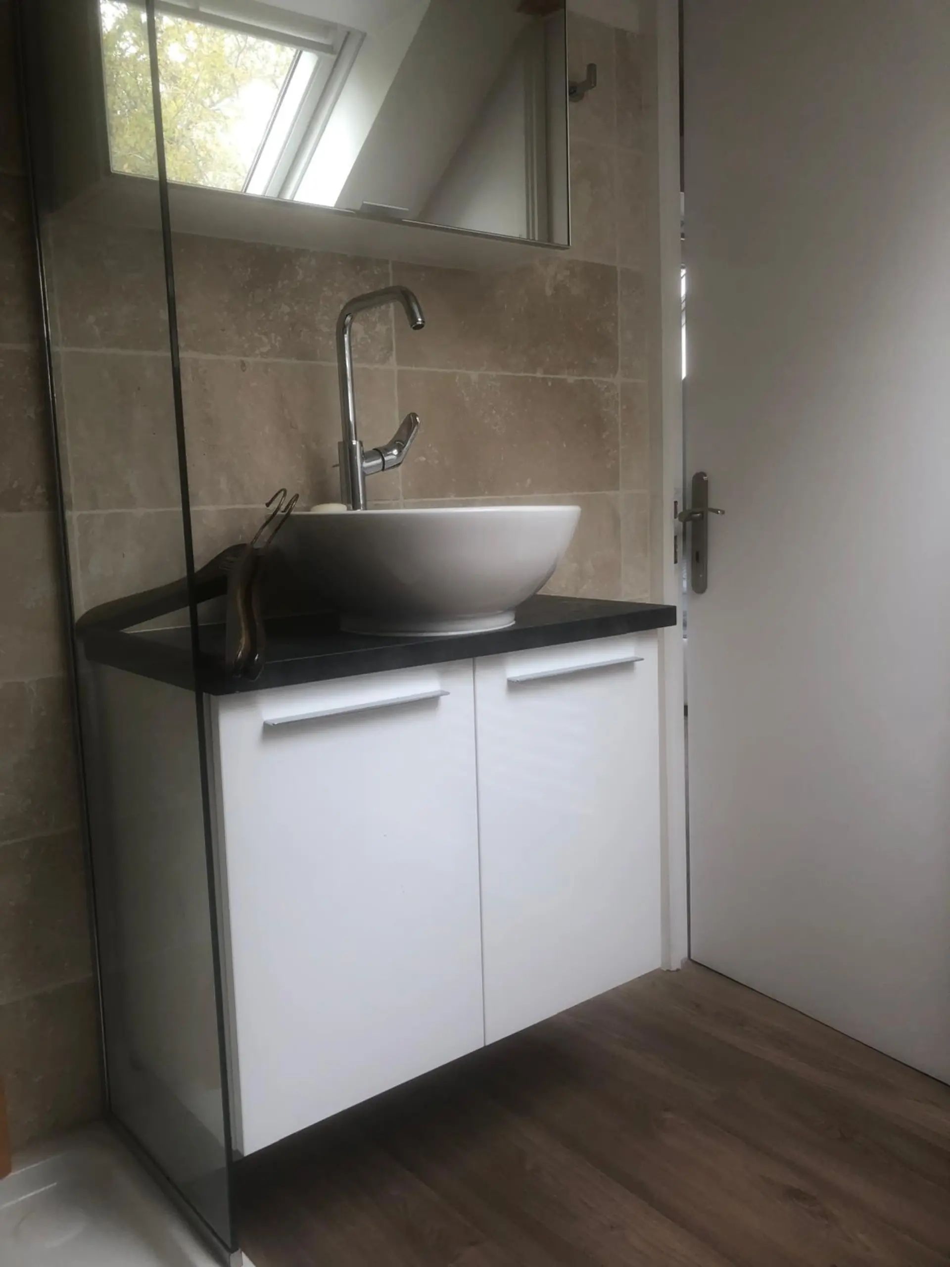 Vasque moderne sous les combles