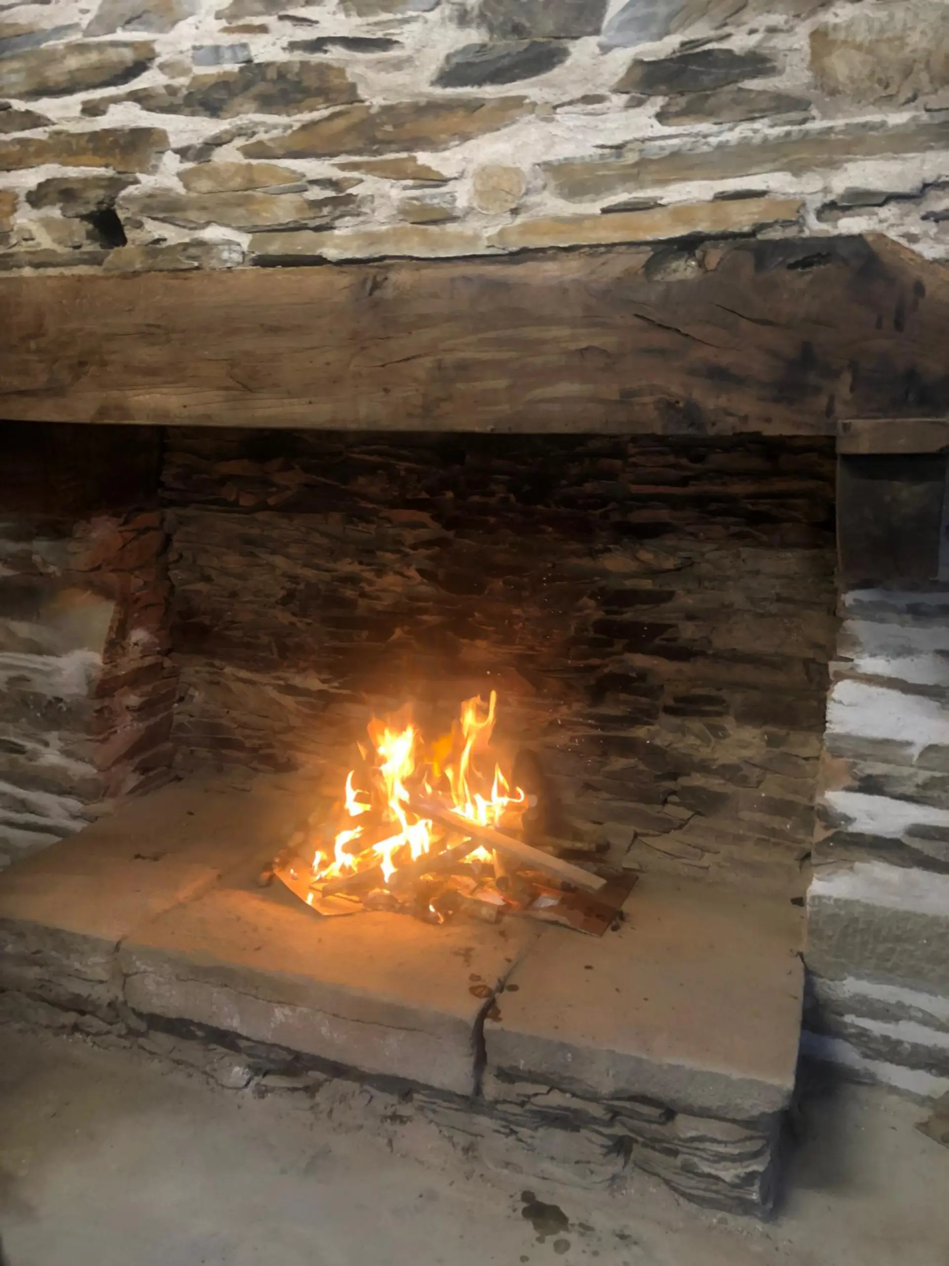 Gîte cavalier Bretagne cheminée feu de bois soirée détente après randonnée