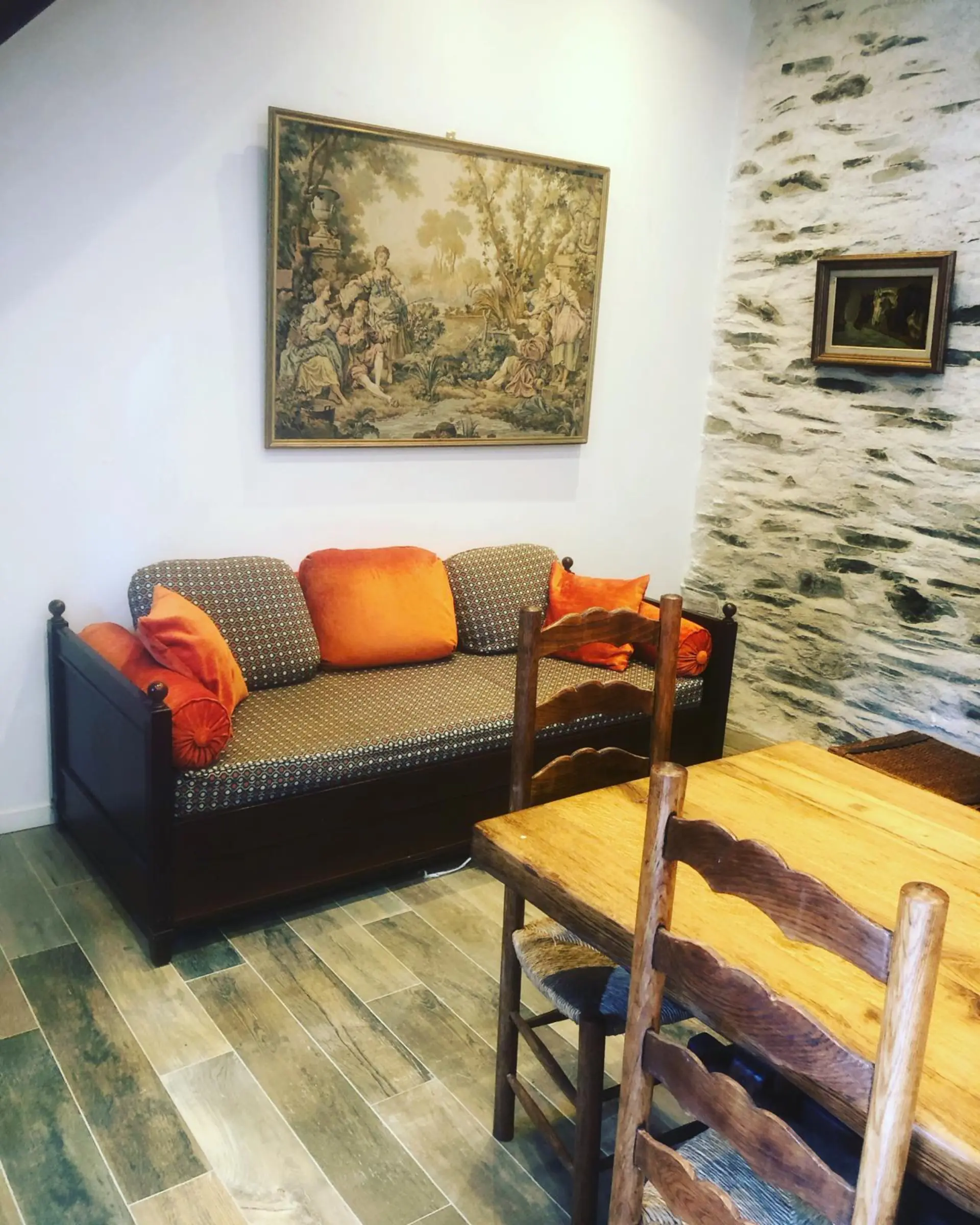 Coin détente avec canapé et tapisserie murale