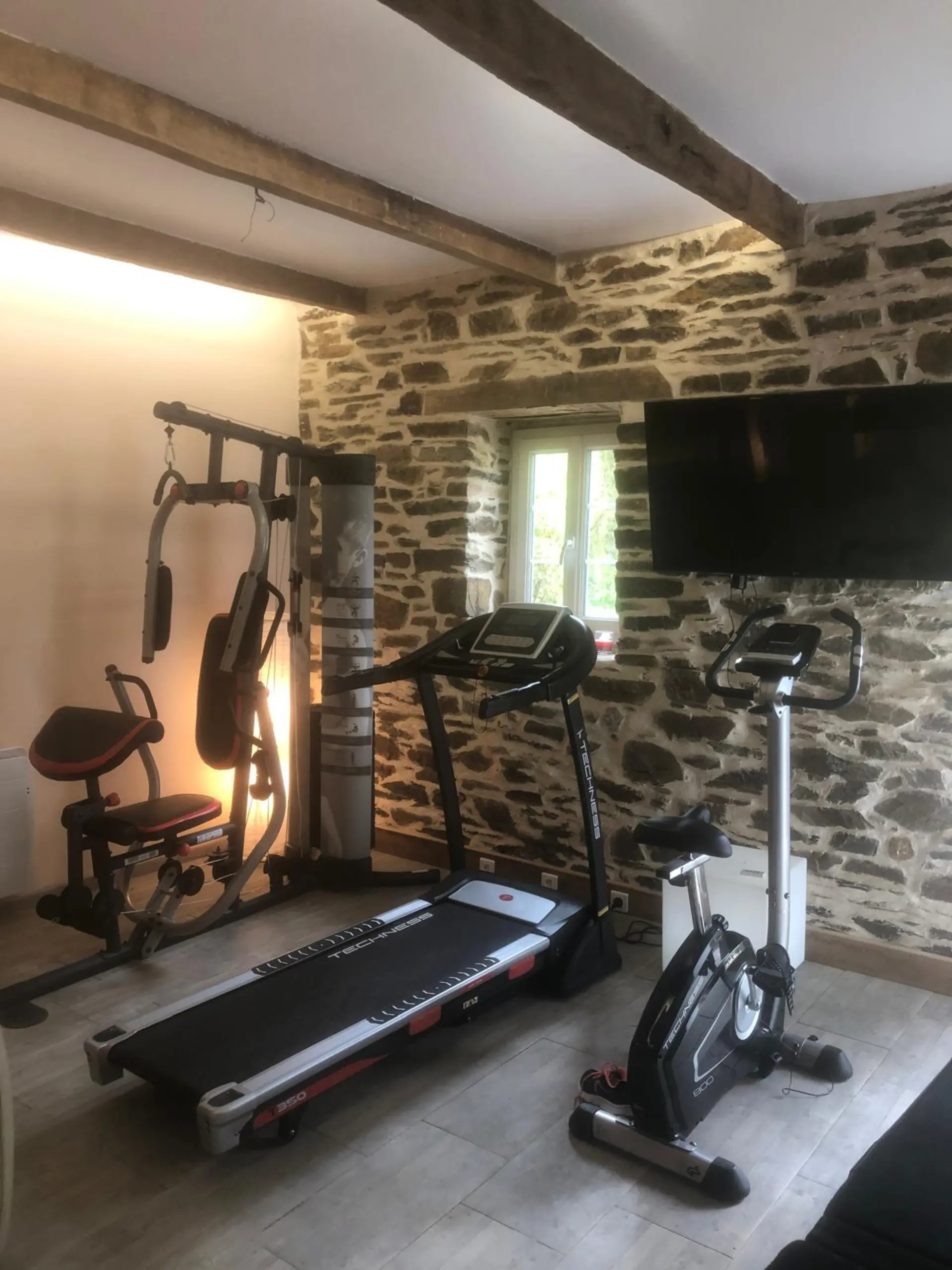 Espace bien-être du gîte avec murs en pierre apparente, à Lopérec dans les Monts d'Arrée